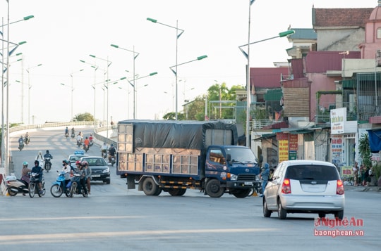 Bát nháo ở nút giao thông cầu vượt Quán Bánh