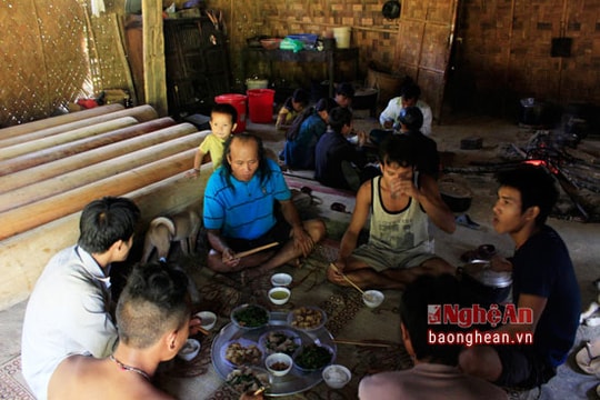 Người đàn ông 'ngủ ngồi' có 14 đứa con