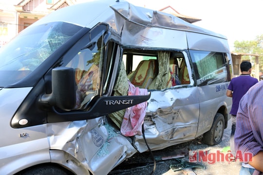 Va chạm giữa xe du lịch và xe trộn bê tông làm 3 người bị thương.