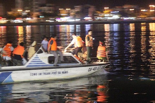 Lật tàu du lịch trên sông Hàn, gần 50 người gặp nạn