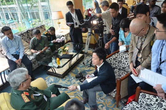 Thượng tướng Chí Vịnh - 'Lên diễn đàn mà nói, đừng phát tờ rơi'