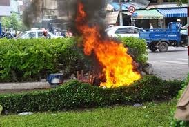 Nam thanh niên tưới xăng tự thiêu