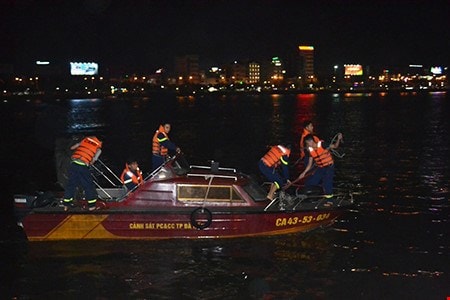 Nhiều người được cứu sống khi tàu du lịch lật úp trong đêm trên sông Hàn