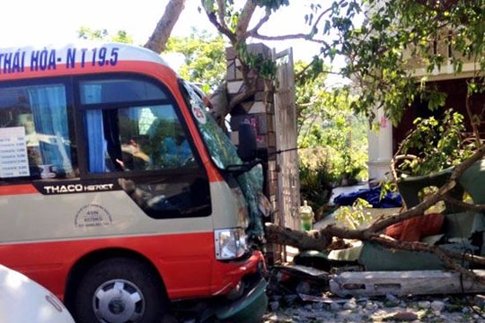 Nghệ An: Xe buýt nát đầu vì đâm vào cột điện