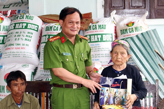 Công an Quỳnh Lưu nhận phụng dưỡng Bà mẹ Việt Nam anh hùng