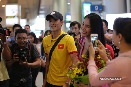 Thủy Tiên ra sân bay đón Công Vinh từ Myanmar trở về