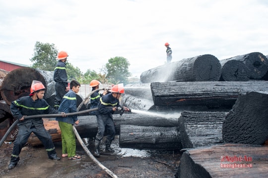 Cháy lớn ở bãi tập kết gỗ xã Hưng Thịnh