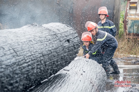 Video 50 chiến sỹ gồng mình dập lửa chữa cháy xưởng gỗ