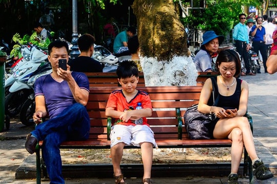 Bức ảnh 'thức tỉnh' mọi người lớn: Đã đến lúc cha mẹ ngẩng đầu lên chưa?