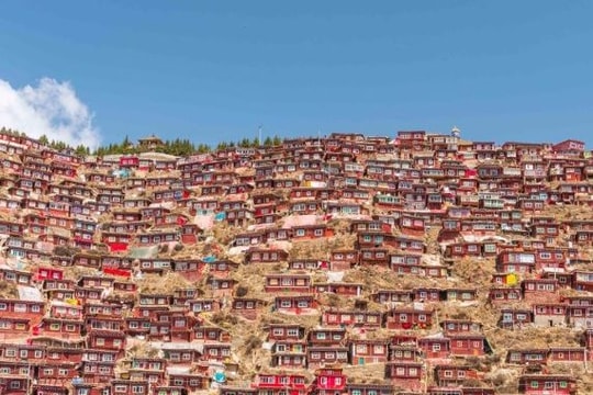 Bên trong khu ký túc xá đông đúc nhất hành tinh