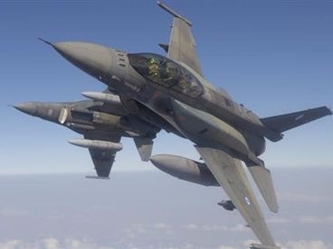 Hai chiến đấu cơ F-16 của Mỹ đâm nhau
