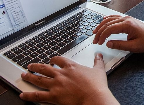 Công chức Singapore bị cắt Internet trong giờ làm việc