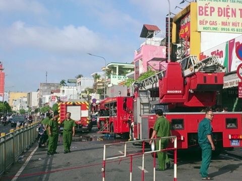 Cháy cửa hàng bếp từ, 4 người tử vong