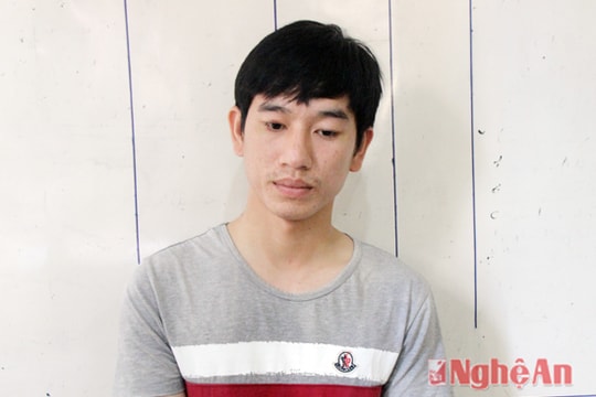 Đối tượng nghiện bị công an bắt giữ cùng ma túy