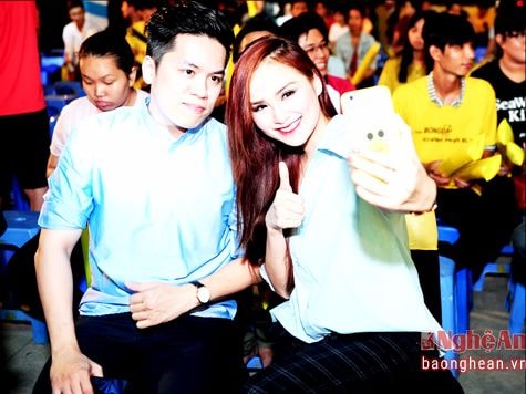 Nắm chặt tay chồng xem Euro 2016 - Diễm Hương đánh bật tin đồn ly dị