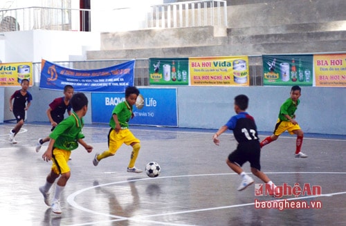 Nhi đồng Kỳ Sơn rời giải, Anh Sơn rộng cửa vào tứ kết