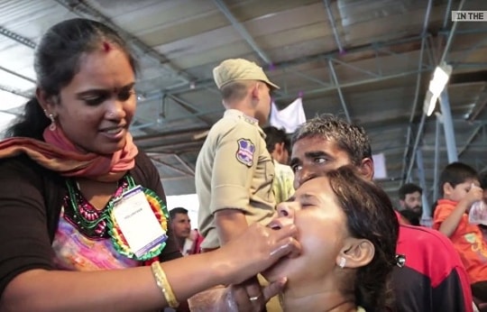 Ấn Độ: Trẻ em nuốt chửng cá sống để trị bệnh hen suyễn