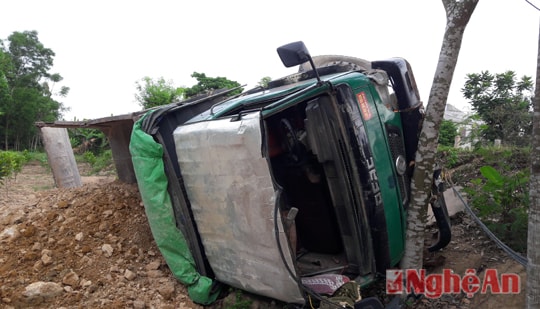 Ô tô tải mất lái "ủi" đổ cột điện lật nhào xuống sông