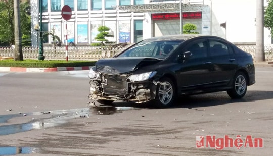 Phóng nhanh qua ngã tư, hai 'xế hộp' tông thẳng vào nhau