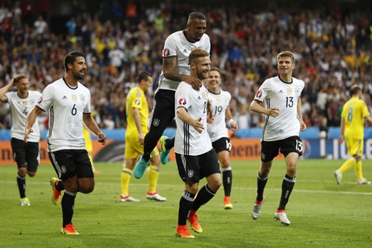 Đức hạ Ukraine 2-0, vươn lên dẫn đầu bảng C