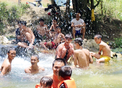 Miền Tây Nghệ An: Vũng Tiên hút khách ngày nắng nóng