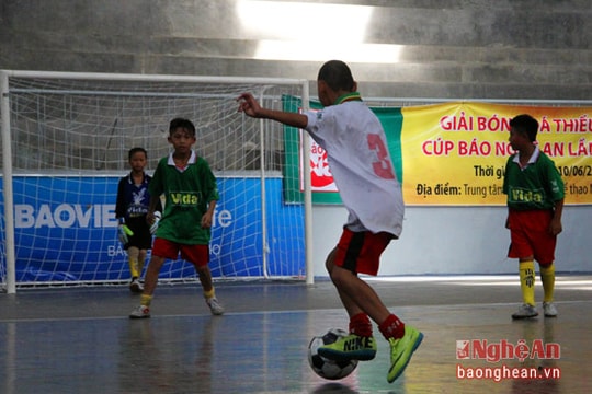 Nhi đồng Nghĩa Đàn xuất sắc giành ngôi đầu bảng D