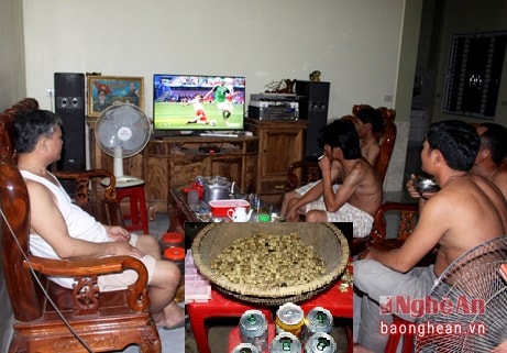 Người dân xứ Nghệ 'nhắm lạc quê, phê Euro'