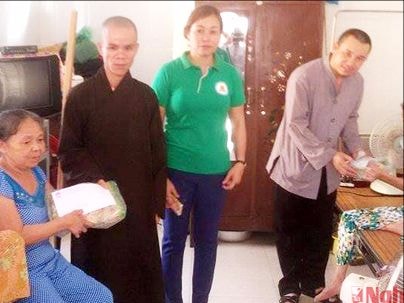 Trao 80 suất quà và 200 bát cháo cho bệnh nhân phong Quỳnh Lập