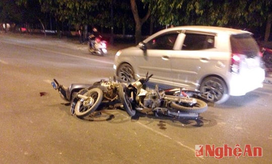 Qua vòng xuyến 2 xe máy đâm nhau, 2 người bất tỉnh