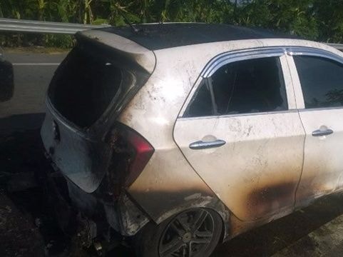 Ô tô lưu thông trên quốc lộ bốc cháy, 4 người phá cửa thoát thân