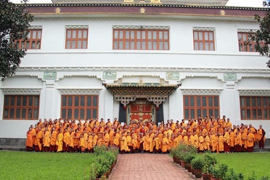 Cô gái Việt Nam bỏ việc đến Nepal tu đạo