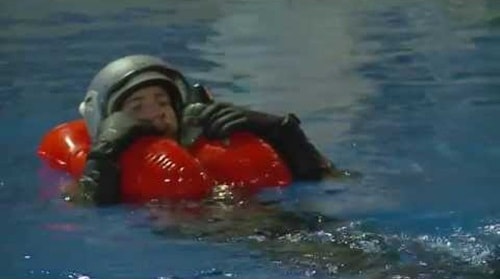 Phi công chiến đấu làm gì để sống sót khi nhảy dù xuống biển