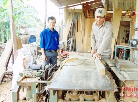 Xưởng mộc của bí thư chi đoàn xóm