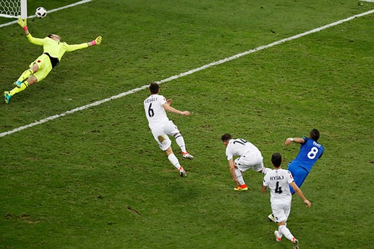 Pháp thắng Albania, giành vé đầu tiên vào vòng 1/16