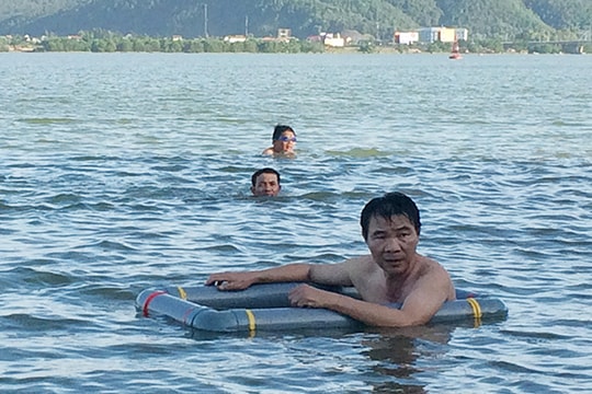 'Dân Vinh' tự chế phao ra sông Lam tập bơi