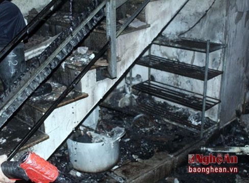 Tiệm làm tóc bốc cháy trong đêm