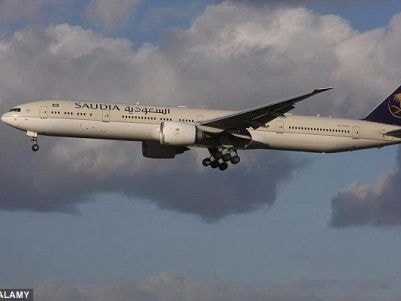 Máy bay hạ cánh khẩn cấp vì thai phụ sinh con