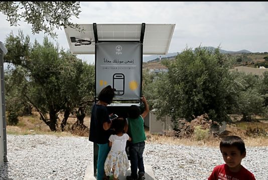 Trạm sạc pin điện thoại năng lượng mặt trời cho người di cư