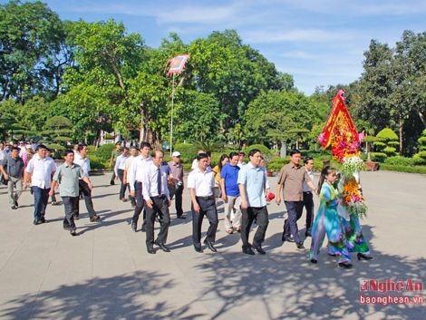 Bí thư Thành ủy TP Hồ Chí Minh Đinh La Thăng dâng hương tại Khu di tích Kim Liên