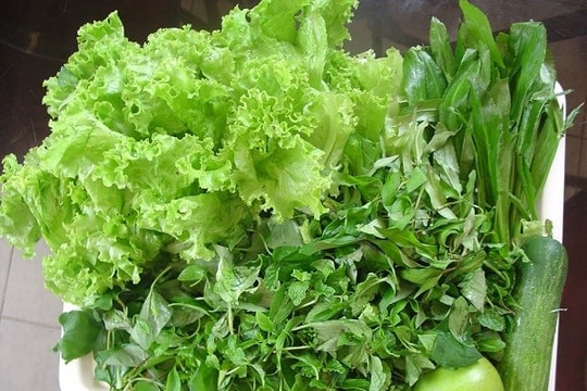 Những nguy hiểm tiềm ẩn khi ăn rau sống
