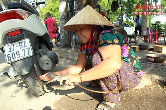 'Chuyện nghề' người phụ nữ 20 năm sửa xe trên vỉa hè phố Vinh