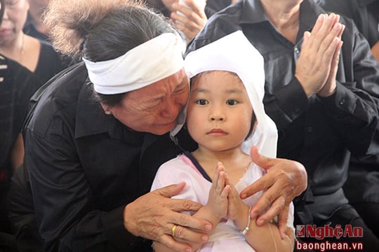 Hàng ngàn người khóc lặng tiễn đưa Đại tá Trần Quang Khải