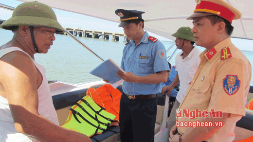 Truy quét phương tiện vận tải khách chui trên biển Cửa Lò