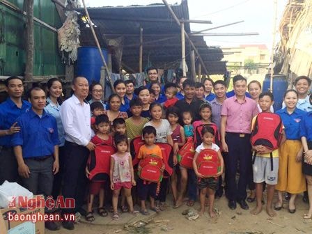 Đoàn khối CCQ tỉnh trao quà cho người dân xóm vạn chài