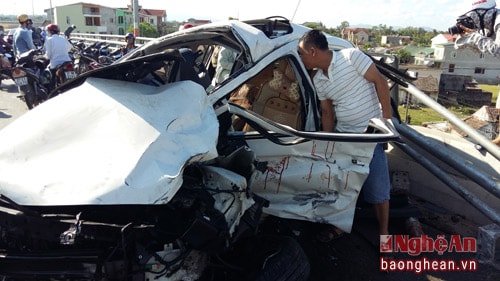 Nghệ An: Xe Hyundai i10 đâm vào lan can cầu, lái xe mắc kẹt trong cabin