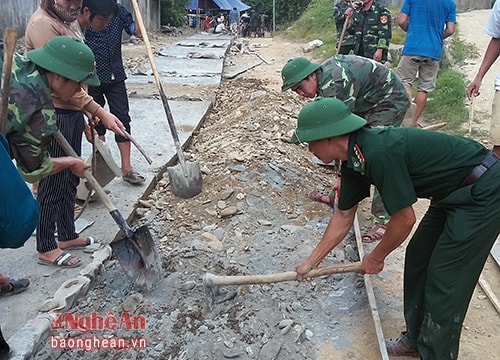 Đồn Biên phòng Tam Hợp giúp dân làm đường giao thông