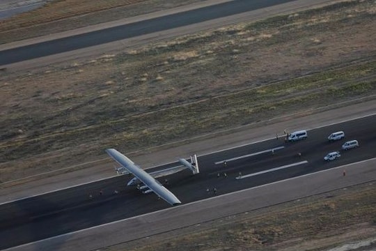 Máy bay chạy bằng pin mặt trời vượt Đại Tây Dương hạ cánh an toàn