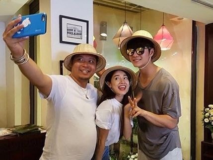 Nhã Phương thân thiết với Kang Tae Oh trên phim trường "Tuổi thanh xuân 2"