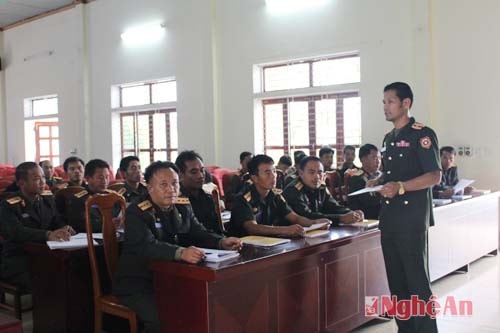 Bồi dưỡng kiến thức QP-QS địa phương cho cán bộ LLVT tỉnh Xiêng Khoảng