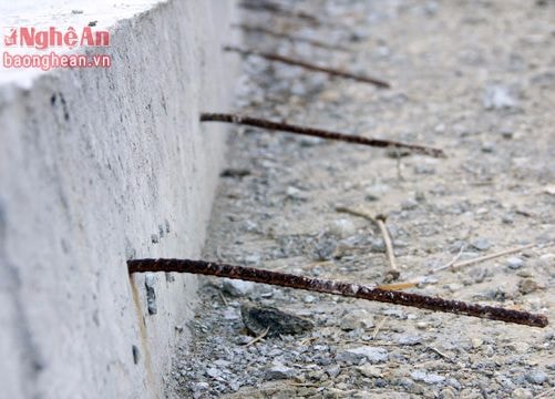 Công trình hơn 12 tỷ đồng 'treo' nửa năm ở Quốc lộ 7